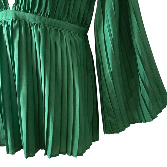 Pretty Little Thing Green Plunge Pleated Romper. Open Back. Summer Sexy. Size XL - Picture 6 of 8